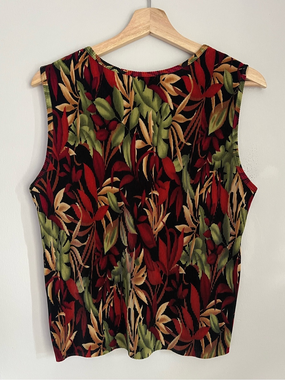 Plisse’ Sleeveless Tropical Print Top - Picture 2 of 7